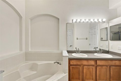 House in Orlando, Florida 4 bedrooms, 200.67 sq.m. № 2410105 - photo 7
