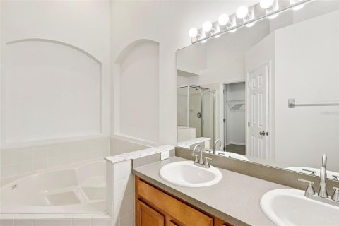House in Orlando, Florida 4 bedrooms, 200.67 sq.m. № 2410105 - photo 5