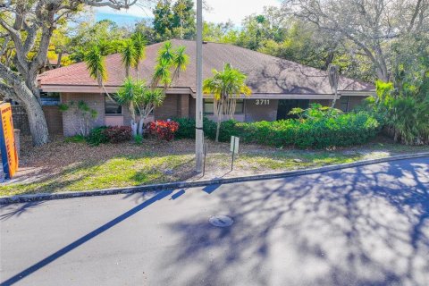Propiedad comercial en alquiler en Bradenton, Florida, 23.78 m2 № 1777437 - foto 1