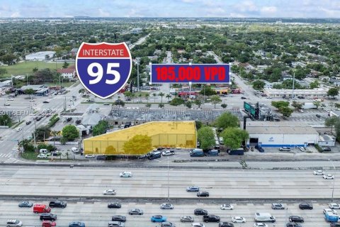 Propiedad comercial en North Miami, Florida № 2054790