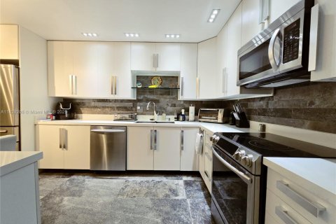 Condo in Pompano Beach, Florida, 3 bedrooms  № 1804333 - photo 2