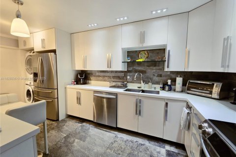 Condo in Pompano Beach, Florida, 3 bedrooms  № 1804333 - photo 3