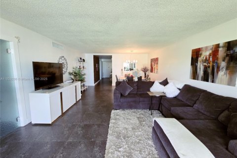 Condo in Pompano Beach, Florida, 3 bedrooms  № 1804333 - photo 16