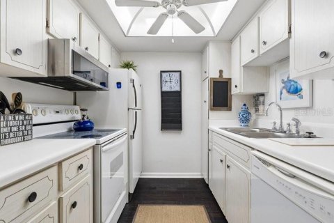 Condo in Saint Petersburg, Florida, 1 bedroom  № 2386220 - photo 13
