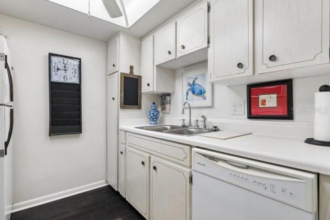 Condo in Saint Petersburg, Florida, 1 bedroom  № 2386220 - photo 15