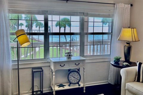 Condo in Saint Petersburg, Florida, 1 bedroom  № 2386220 - photo 10