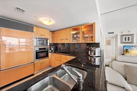 Condo in Miami Beach, Florida, 1 bedroom  № 2056309 - photo 11
