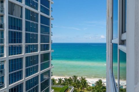 Condo in Miami Beach, Florida, 1 bedroom  № 2056309 - photo 2