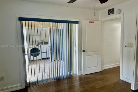 Condo in Miami Lakes, Florida, 2 bedrooms  № 1997792 - photo 8