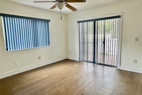 Condo in Miami Lakes, Florida, 2 bedrooms  № 1997792 - photo 4