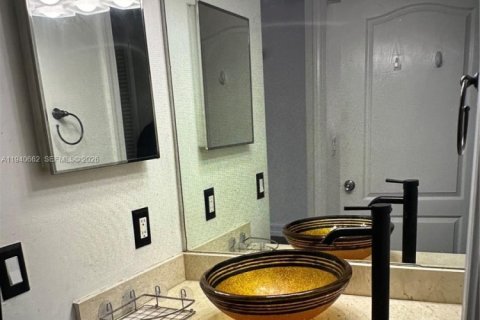 Condo in Miami Lakes, Florida, 2 bedrooms  № 1997792 - photo 5