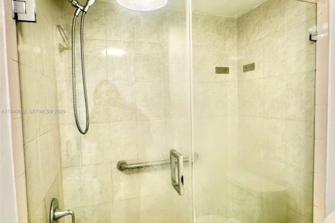 Condo in Miami Lakes, Florida, 2 bedrooms  № 1997792 - photo 11