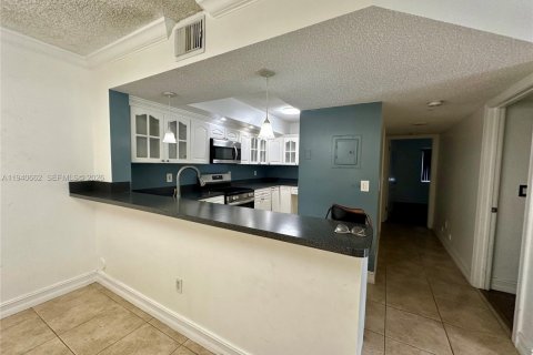 Condo in Miami Lakes, Florida, 2 bedrooms  № 1997792 - photo 2