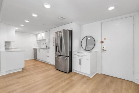 Condo in West Palm Beach, Florida, 2 bedrooms № 2250105 - photo 6