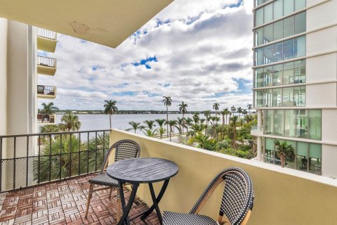 Condo in West Palm Beach, Florida, 2 bedrooms № 2250105 - photo 14