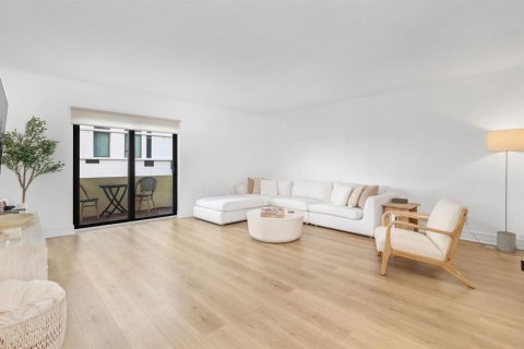 Condo in West Palm Beach, Florida, 2 bedrooms № 2250105 - photo 3