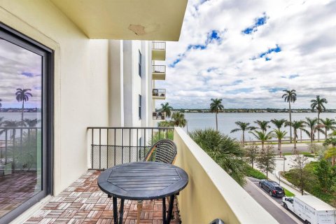 Condo in West Palm Beach, Florida, 2 bedrooms № 2250105 - photo 15