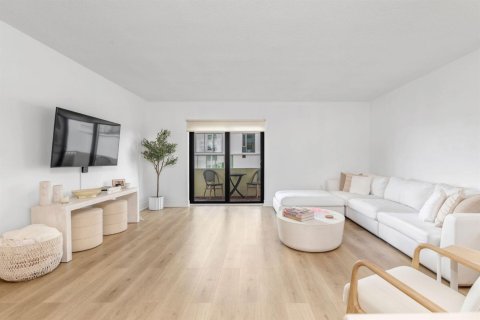 Condo in West Palm Beach, Florida, 2 bedrooms № 2250105 - photo 2