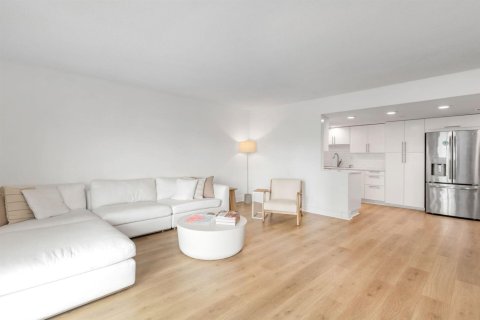 Condo in West Palm Beach, Florida, 2 bedrooms № 2250105 - photo 5
