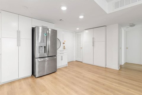 Condo in West Palm Beach, Florida, 2 bedrooms № 2250105 - photo 9