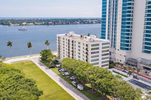 Condo in West Palm Beach, Florida, 2 bedrooms № 2250105 - photo 19