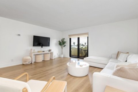 Condo in West Palm Beach, Florida, 2 bedrooms № 2250105 - photo 4