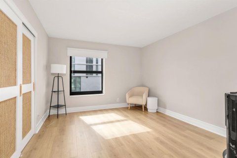 Condo in West Palm Beach, Florida, 2 bedrooms № 2250105 - photo 12