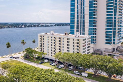 Condo in West Palm Beach, Florida, 2 bedrooms № 2250105 - photo 18