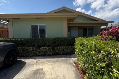 House in Miami, Florida 4 bedrooms, 138.61 sq.m. № 1867163 - photo 2
