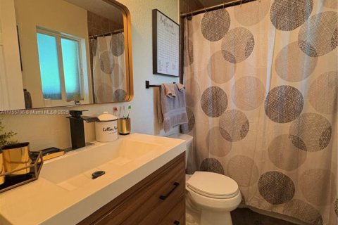 House in Miami, Florida 4 bedrooms, 138.61 sq.m. № 1867163 - photo 14