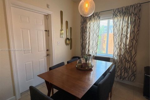 House in Miami, Florida 4 bedrooms, 138.61 sq.m. № 1867163 - photo 7