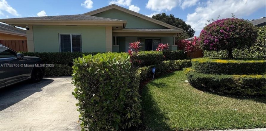 House in Miami, Florida 4 bedrooms, 138.61 sq.m. № 1867163