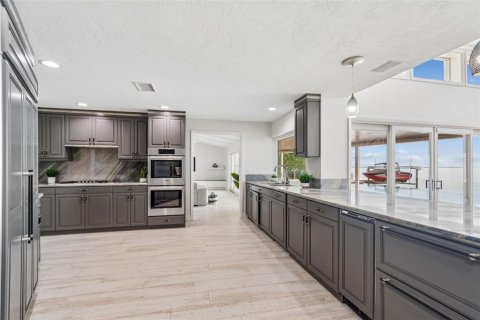 House in Saint Petersburg, Florida 4 bedrooms, 288.83 sq.m. № 2195774 - photo 19