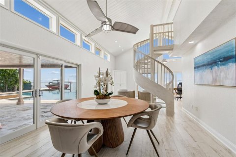 House in Saint Petersburg, Florida 4 bedrooms, 288.83 sq.m. № 2195774 - photo 5