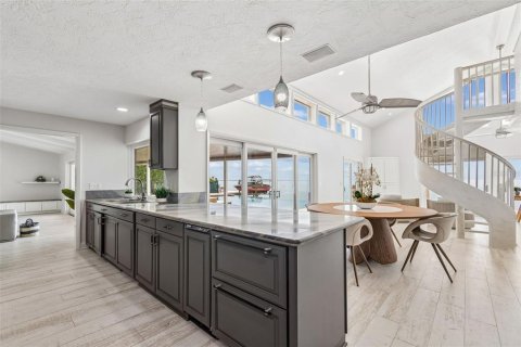 House in Saint Petersburg, Florida 4 bedrooms, 288.83 sq.m. № 2195774 - photo 21