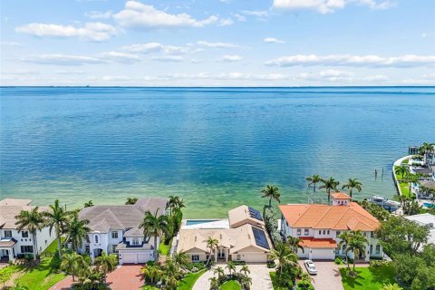 House in Saint Petersburg, Florida 4 bedrooms, 288.83 sq.m. № 2195774