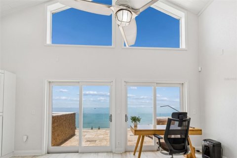 House in Saint Petersburg, Florida 4 bedrooms, 288.83 sq.m. № 2195774 - photo 6