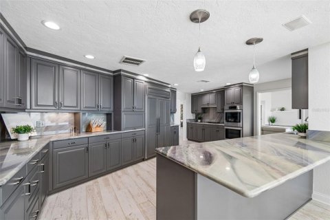 House in Saint Petersburg, Florida 4 bedrooms, 288.83 sq.m. № 2195774 - photo 4