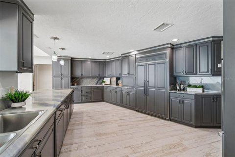 House in Saint Petersburg, Florida 4 bedrooms, 288.83 sq.m. № 2195774 - photo 18