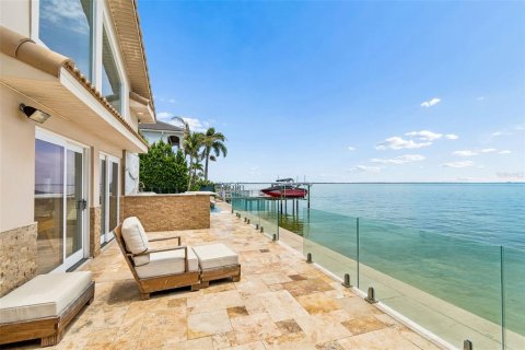 House in Saint Petersburg, Florida 4 bedrooms, 288.83 sq.m. № 2195774 - photo 10