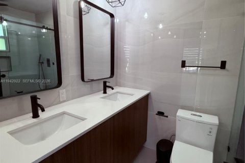 Villa ou maison à louer à Miami, Floride: 2 chambres, 134.89 m2 № 1999279 - photo 14