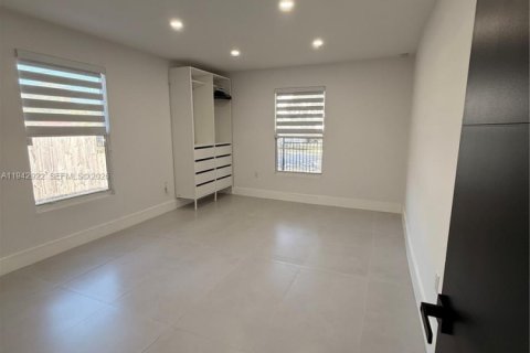 Villa ou maison à louer à Miami, Floride: 2 chambres, 134.89 m2 № 1999279 - photo 12