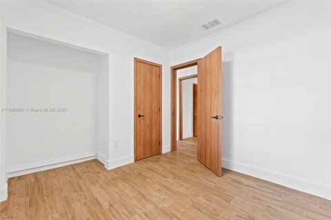 House in Hialeah, Florida 3 bedrooms, 176.51 sq.m. № 1941633 - photo 30