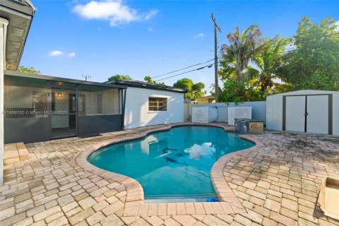 House in Hialeah, Florida 3 bedrooms, 176.51 sq.m. № 1941633 - photo 16