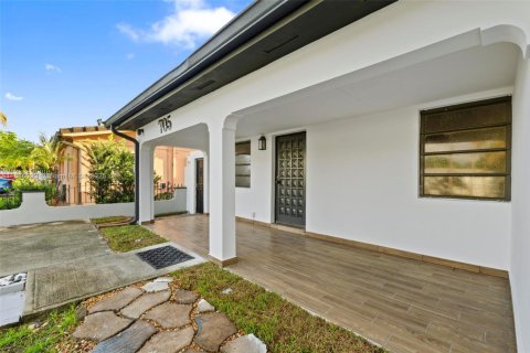 House in Hialeah, Florida 3 bedrooms, 176.51 sq.m. № 1941633 - photo 4