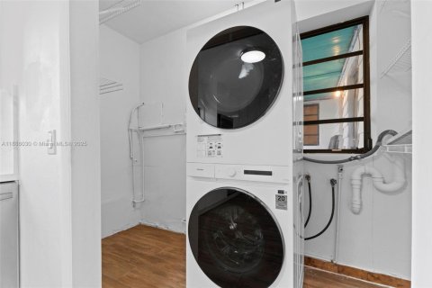 House in Hialeah, Florida 3 bedrooms, 176.51 sq.m. № 1941633 - photo 15