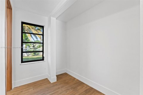House in Hialeah, Florida 3 bedrooms, 176.51 sq.m. № 1941633 - photo 24