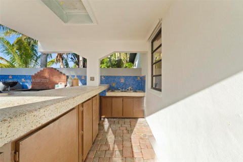 House in Hialeah, Florida 3 bedrooms, 176.51 sq.m. № 1941633 - photo 18