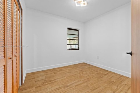 House in Hialeah, Florida 3 bedrooms, 176.51 sq.m. № 1941633 - photo 26