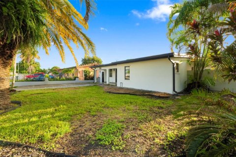 House in Hialeah, Florida 3 bedrooms, 176.51 sq.m. № 1941633 - photo 2